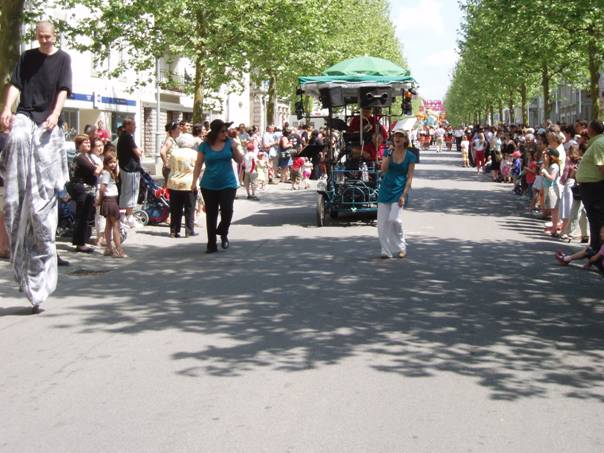 La Rosalie en t�te de Carnaval &agrave; Parthenay avec 2 chanteuses et un &eacute;chassier